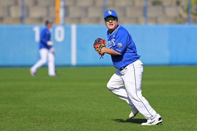 삼성 최형우가 일본 오키나와 아카마구장서 외야 수비 훈련에 집중하고 있다. 박진만 삼성 감독은 “내 욕심으로는 최형우를 일주일에 두 번 정도 외야수로 내보내고 싶다”고 말했다. 사진제공｜삼성 라이온즈
