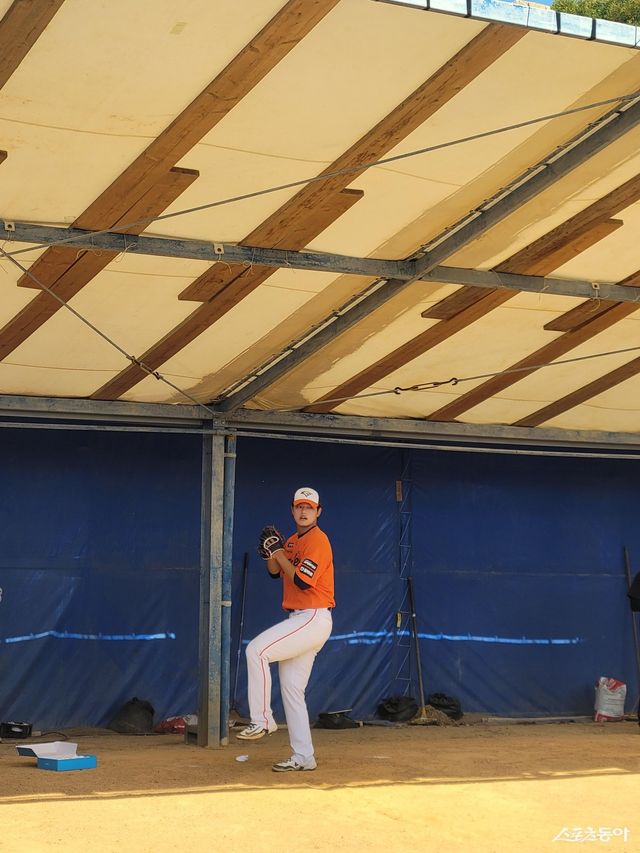 한화 문동주가 24일 일본 오키나와 아카마구장서 부상 후 두 번째 불펜 피칭을 실시하고 있다. 문동주는 “최대한 시즌에 맞춰 들어갈 수 있도록 몸을 만들고 싶은 욕심”이라며 강한 회복 의지를 밝혔다. 오키나와｜장은상 기자 award@donga.com