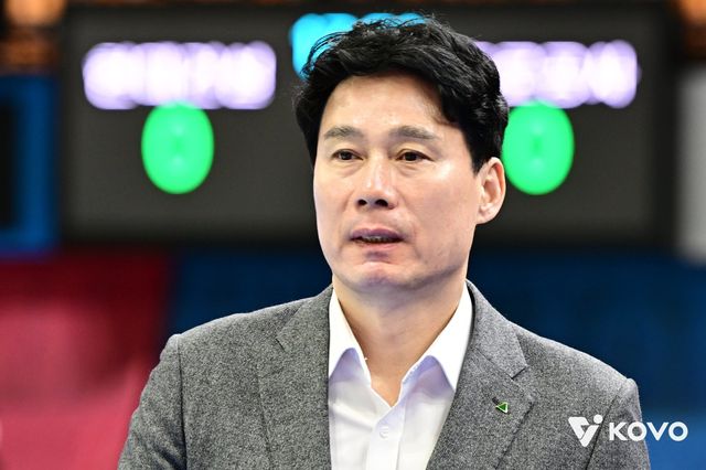 강성형 현대건설 감독이 24일 수원체육관서 열린 한국도로공사와 V리그 여자부 홈경기 도중 안타까운 표정을 짓고 있다. 사진제공｜KOVO