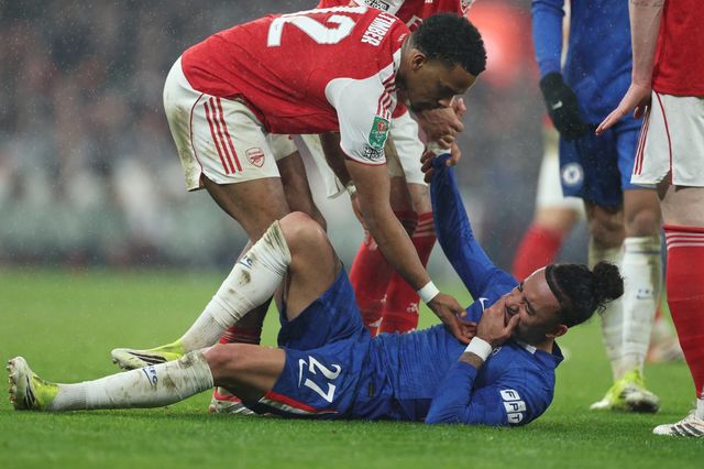 첼시 말로 구스토(가운데)가 4일(한국시간) 아스널과 원정경기 도중 부상을 당해 그라운드에 쓰러져 있다. 런던｜AP뉴시스