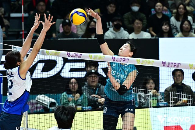 이번 시즌&nbsp;V리그 여자부선 정규리그 막판&nbsp;주전급 선수들의 포지션 변경으로 승부수를 띄운 팀들이 많다. 대표적 사례는&nbsp;IBK기업은행 최정민과 빅토리아,&nbsp;현대건설 나현수, 정관장 이선우, GS칼텍스 권민지(사진 오른쪽)다. 사진제공│KOVO