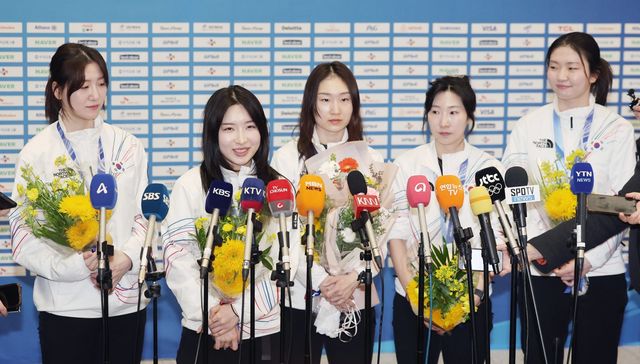 밀라노올림픽 쇼트트랙 여자 3000m 계주 우승을 합작한 노도희, 김길리, 최민정, 이소연, 심석희(왼쪽부터)가 24일 인천국제공항 제2터미널을 통해 귀국한 뒤 인터뷰를 하고 있다. 인천국제공항｜뉴시스