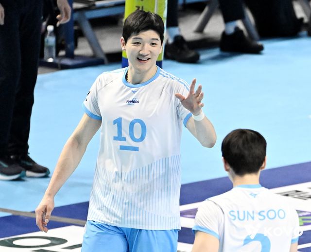 대한항공 주장 정지석(10번)이 22일 인천계양체육관서 열린 현대캐피탈과 V리그 홈경기서 득점한 뒤 베테랑 세터 한선수와 하이파이브를 하고 있다. 사진제공｜KOVO