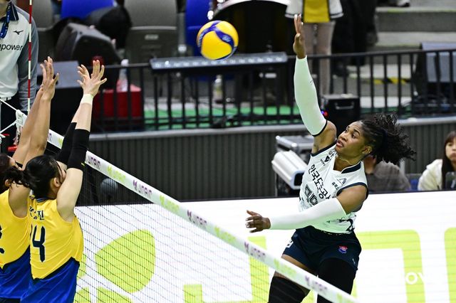 한국도로공사 모마(오른쪽)가 24일 수원체육관서 열린 V리그 여자부 원정경기에서 현대건설 블로킹을 피해 스파이크 공격을 하고 있다. 사진제공｜KOVO