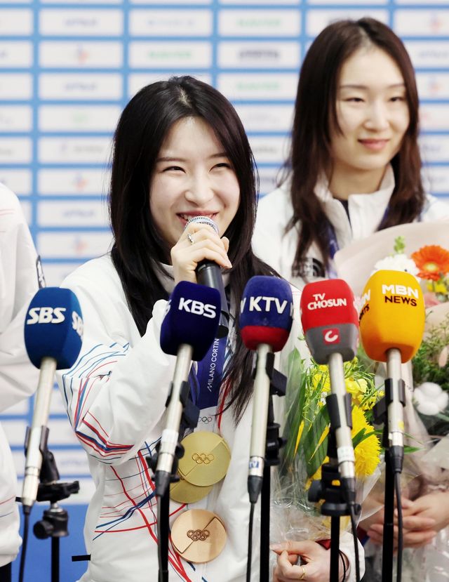 여자쇼트트랙대표팀 김길리가 24일 인천국제공항 제2터미널을 통해 귀국한 뒤 메달 3개를 목에 걸고 인터뷰를 하고 있다. 인천국제공항｜뉴시스