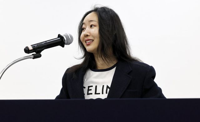 [서울=뉴시스] 김혜진 기자 = 민희진 오케이 레코즈 대표가 25일 서울 종로구 교원 챌린지홀에서 열린 1심 소송 결과와 향후 계획 등 발표를 위한 기자회견에서 발언하고 있다. 2026.02.25. jini@newsis.com