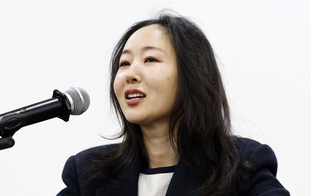 [서울=뉴시스] 김혜진 기자 = 민희진 오케이 레코즈 대표가 25일 서울 종로구 교원 챌린지홀에서 열린 1심 소송 결과와 향후 계획 등 발표를 위한 기자회견에서 발언하고 있다. 2026.02.25. jini@newsis.com