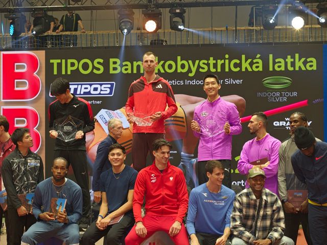 우상혁(뒤 오른쪽 끝)이 25일(한국시간) 슬로바키아의 두클라 스포츠 홀에서 벌어진&nbsp;반스카비스트리차 실내대회 남자 높이뛰기 결선서 동메달을 따낸 뒤 참가자들과 기뻐하고 있다. 사진제공│대한육상연맹