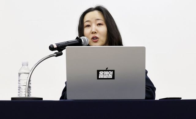 [서울=뉴시스] 김혜진 기자 = 민희진 오케이 레코즈 대표가 25일 서울 종로구 교원 챌린지홀에서 열린 1심 소송 결과와 향후 계획 등 발표를 위한 기자회견에서 발언하고 있다. 2026.02.25. jini@newsis.com
