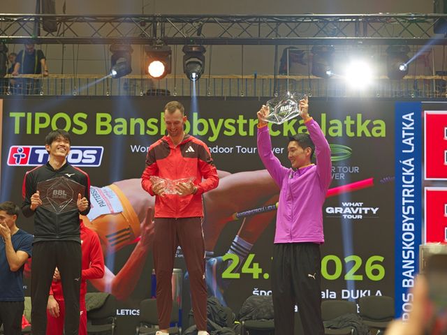 우상혁이 25일(한국시간) 슬로바키아의 두클라 스포츠 홀에서 벌어진 반스카비스트리차 실내대회 남자 높이뛰기 결선서 동메달을 따낸 뒤 스티펠라, 시노(오른쪽부터)와 기뻐하고 있다. 사진제공│대한육상연맹