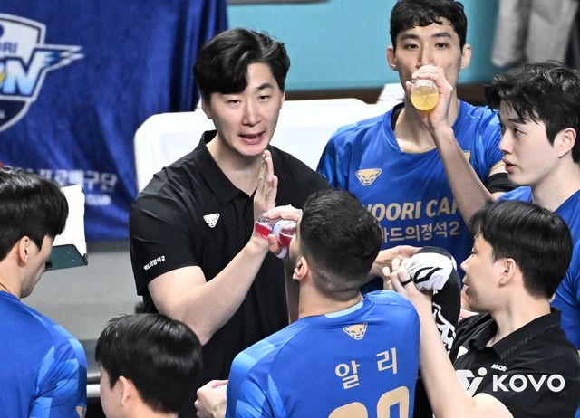 우리카드 박철우 감독대행이 25일 장충체육관에서 열린 OK저축은행과 홈경기 도중 선수들에게 작전을 지시하고 있다. 사진제공｜KOVO