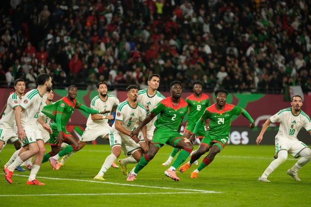 그레이엄 스콧 전 EPL 심판은 축구에서 코너킥이 통제 불가능한 촌극이 돼고 있다며 하키를 본뜬 규정 보완이 필요하다고 조언했다. AP뉴시스