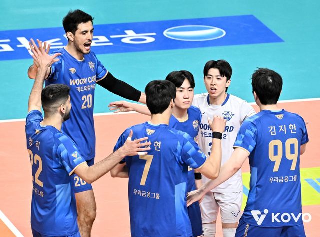 우리카드 선수들이 25일 장충체육관에서 열린 OK저축은행과 홈경기 도중 득점한 뒤 기뻐하고 있다. 사진제공｜KOVO