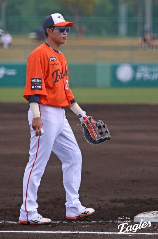 한화 채은성이 24일 일본 오키나와 아카마구장서 열린 삼성과 연습경기를 앞두고 수비 훈련에 집중하고 있다. 채은성은 “올해 조금 더 화끈하게 공격 야구를 했으면 좋겠다”라며 한화 다이너마이트 타선의 부활을 예고했다. 사진제공｜한화 이글스