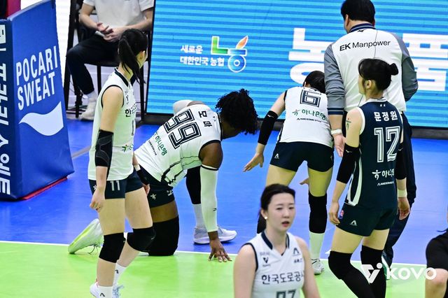 한국도로공사 모마(99번)가 24일 수원체육관서 열린 현대건설과 V리그 여자부 원정경기 5세트 막판 발목 통증을 호소하다 스스로 일어서고 있다. 사진제공｜KOVO