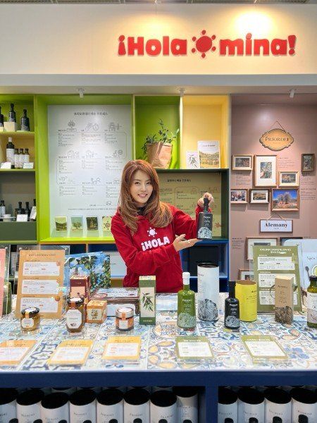 손미나 코알라컴퍼니 대표가 올라미나 부스에서 오일 관련 제품을 소개하고 있다. 사진출처=손미나 인스타그램