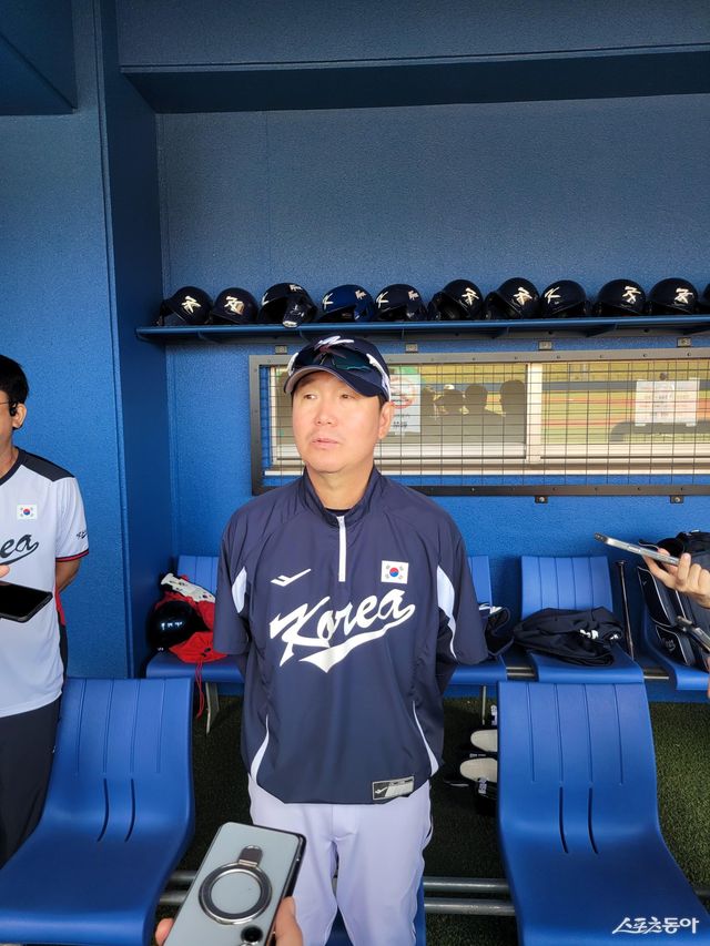 류지현 야구대표팀 감독이 23일 일본 오키나와 카데나구장서 취재진의 질문에 답하고 있다. 오키나와 | 장은상 기자 award@donga.com