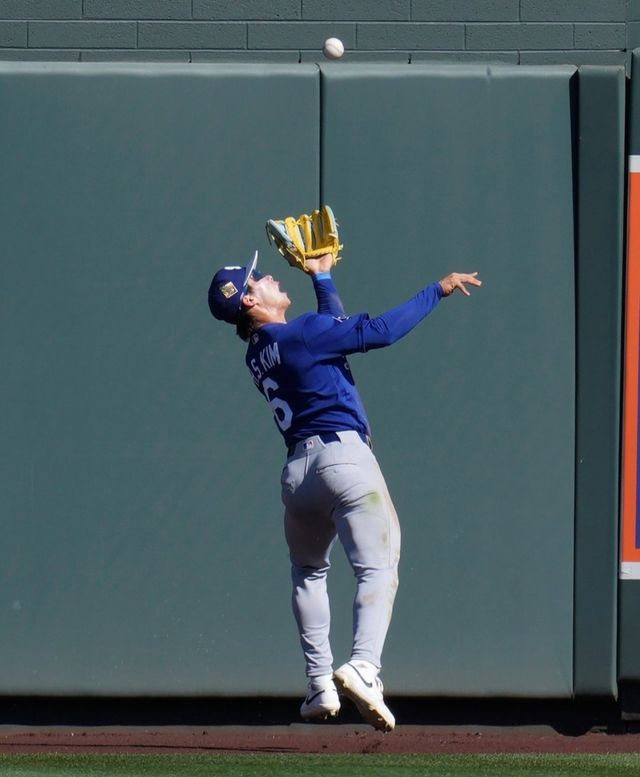 다저스 김혜성은 26일(한국시간) 미국 애리조나주 스코츠데일 솔트리버 필즈 앳 토킹스틱서 열린 애리조나전서 헤랄도 페르도모의 타구를 워닝트랙까지 쫓아가 잡아내고 있다. 사진출처｜MLB 코리아 공식 SNS