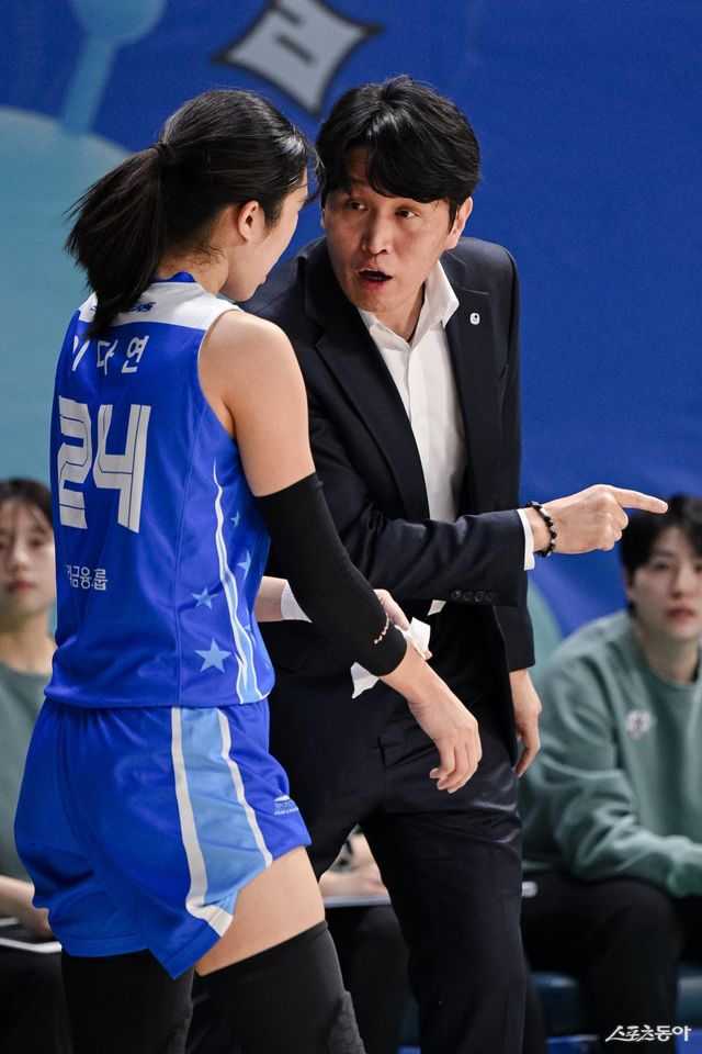 위성우 우리은행 감독(오른쪽)이 25일 아산이순신체육관서 BNK 썸전 도중 이다연에게 작전을 지시하고 있다. 사진제공｜WKBL