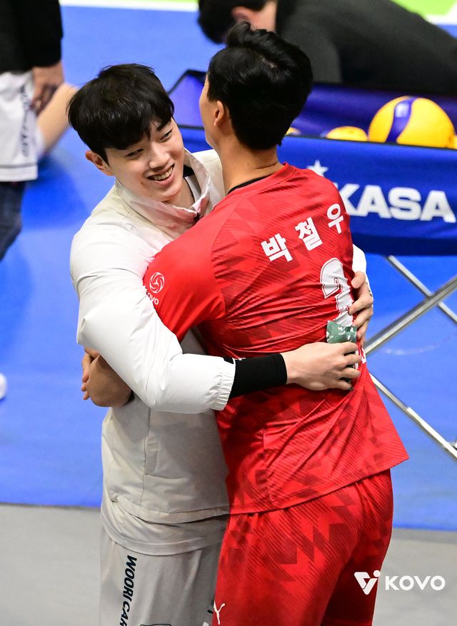 우리카드 김지한(왼쪽)과 2023년&nbsp;12월 당시 한국전력 선수였던 박철우(현 우리카드 감독대행)가 포옹하고 있다. 사진제공｜KOVO