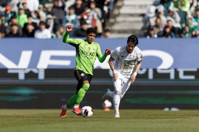 전북 오베르단(왼쪽)이 21일 대전하나와 슈퍼컵에서 드리블을 하고 있다. 사진제공｜한국프로축구연맹