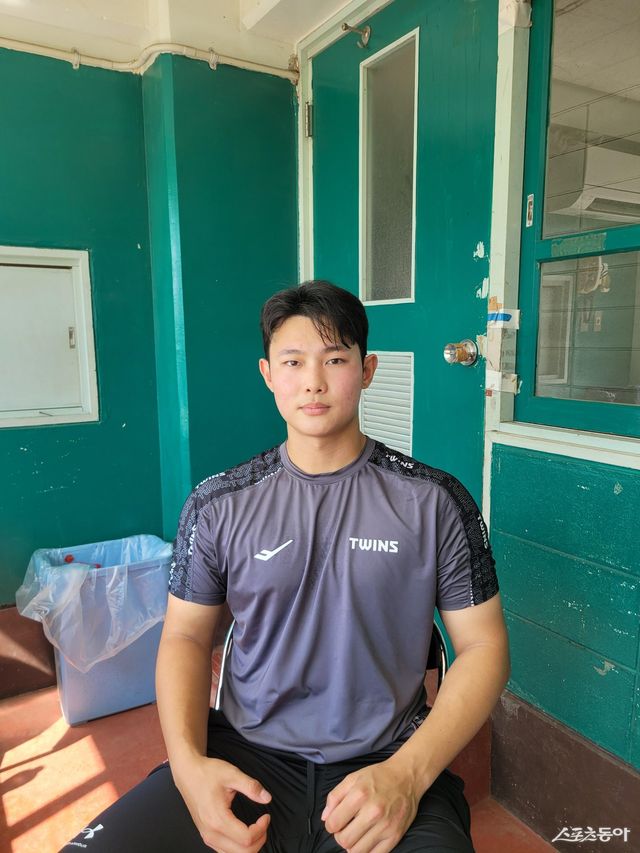 LG 김영우가 26일 일본 오키나와 이시카와구장서 스포츠동아와 인터뷰를 진행하고 있다. 김영우는 “시속 160㎞도 언젠가는 찍을 수 있다. 하지만 160㎞를 한번 찍는 것보다 평균 구속이 매년 상승하는 투수가 되고 싶다”며 당찬 각오를 밝혔다. 오키나와｜장은상 기자 award@donga.com