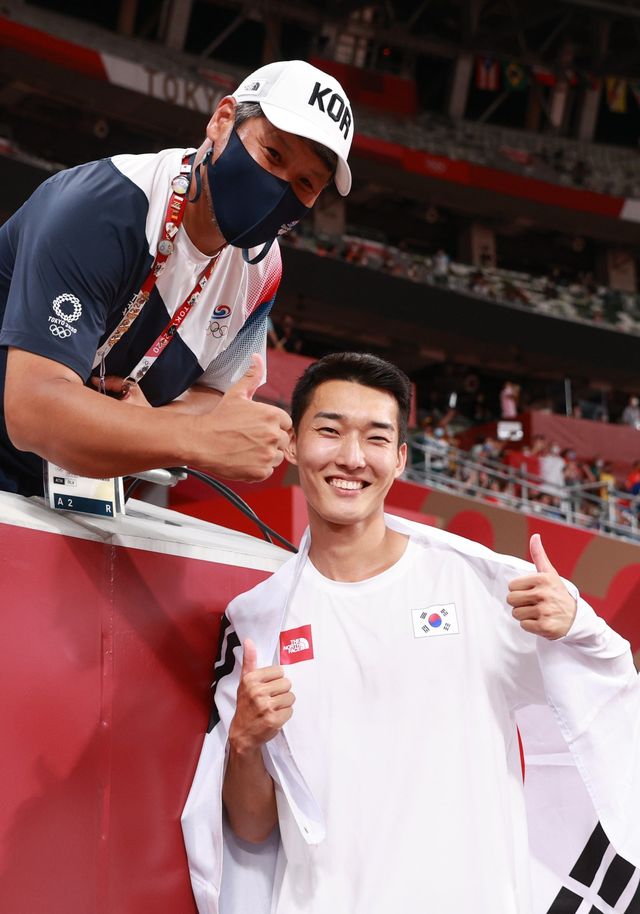 김도균 육상대표팀 코치(왼쪽)는 우상혁이 자신감만 더 회복하면 올해 세계실내선수권과 아시안게임서 금메달 가능성을 높일 수 있을 것으로 내다봤다. 뉴시스