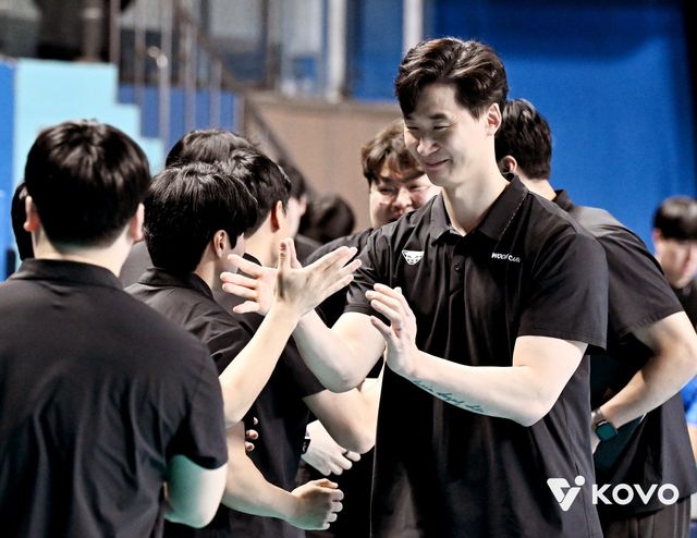 박철우 우리카드 감독대행(오른쪽)이 25일 OK저축은행과 홈경기서 3-1 승리를 거둔 뒤 코칭스태프와 손을 맞잡고 있다. 사진제공｜KOVO