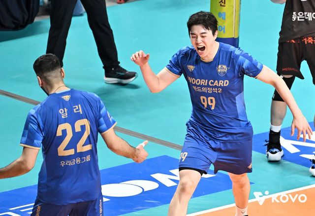 우리카드 김지한(오른쪽)이 25일 OK저축은행과 홈경기 도중 득점한 뒤 기뻐하고 있다. 사진제공｜KOVO