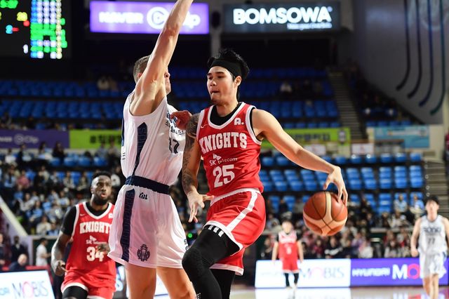 SK 알빈 톨렌티노(오른쪽)는 ‘2025~2026 LG전자 프로농구’ 정규리그 5라운드서 공격 비중을 높이며 팀의 새로운 득점원으로 떠오르고 있다. 사진제공｜KBL