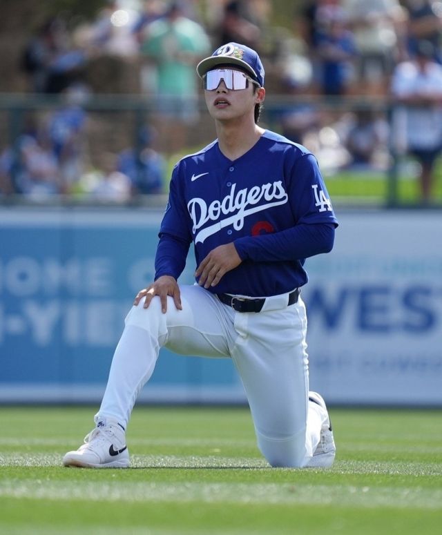 다저스 김혜성은 26일(한국시간) 미국 애리조나주 스코츠데일 솔트리버 필즈 앳 토킹스틱서 열린 애리조나전에 앞서 몸을 풀고 있다. 사진출처｜MLB 코리아 공식 SNS