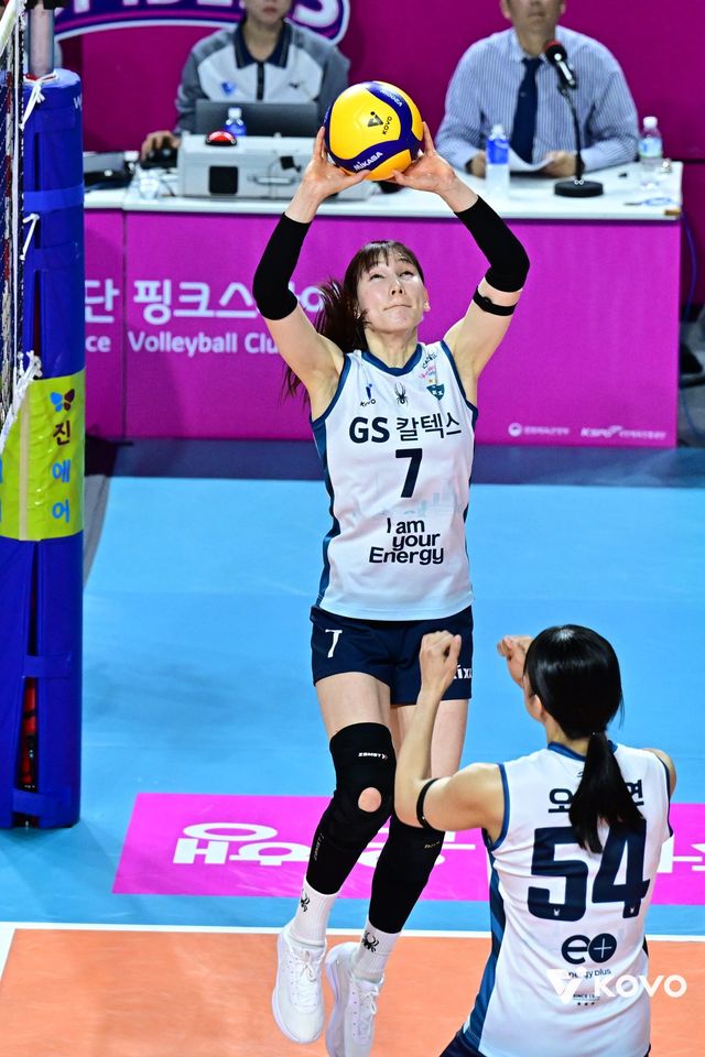 GS칼텍스 안혜진(뒤)이 26일 인천삼산월드체육관서 벌어진 흥국생명과 원정경기서 동료에게 토스를&nbsp;보내고 있다. 사진제공│KOVO