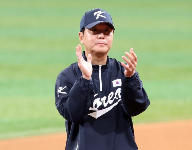 류지현 WBC 야구대표팀 감독은 3월 열리는 본 대회를 앞두고 선발진 구상에 고민이 깊다. 류 감독은 26일 일본 오키나와 가네다구장서 열린 삼성과 연습경기를 앞두고 “준비했던 계획과는 조금 다른 계획으로 가고 있다”라며 변화를 예고하기도 했다. 뉴시스