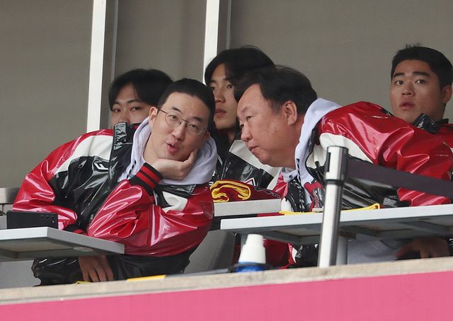 차명석 LG 단장(오른쪽)은 2026시즌을 준비하며 “장기 레이스에서 가장 중요한 역할은 코칭스태프”라고 말했다. 그는 선수단 부상 관리가 핵심이라며 특히 트레이닝 파트의 중요성을 강조했다. 지난해 잠실구장서 구광모 LG 회장과 한국시리즈 1차전을 관람하는 차 단장. 뉴시스