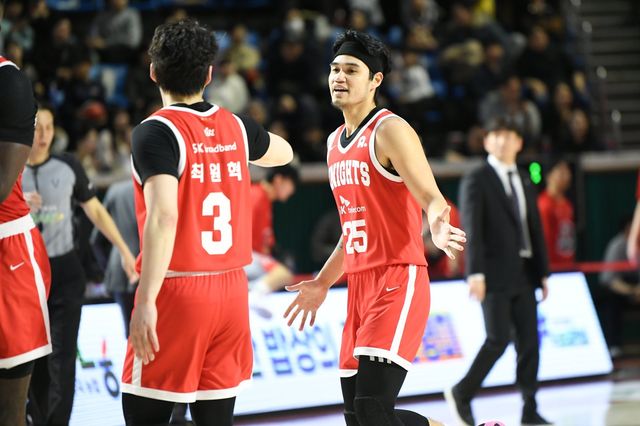 SK 알빈 톨렌티노(오른쪽)는 ‘2025~2026 LG전자 프로농구’ 정규리그 5라운드서 공격 비중을 높이며 팀의 새로운 득점원으로 떠오르고 있다. 사진제공｜KBL