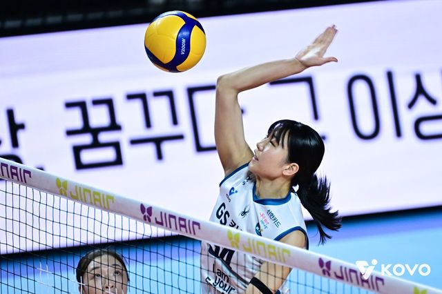 GS칼텍스 오세연이 26일 인천삼산월드체육관서 벌어진 흥국생명과 원정경기서 상대 블로커를 뚫는 속공을&nbsp;날리고 있다. 사진제공│KOVO