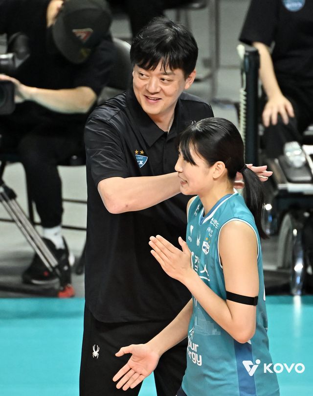 이영택 GS칼텍스 감독(뒤)은 26일 인천삼산월드체육관서 열릴 흥국생명과 V리그 원정경기를 앞두고 시즌 아웃이 예상됐던 미들블로커 오세연(앞)의 선발출전 가능성을 시사했다. 사진제공│KOVO