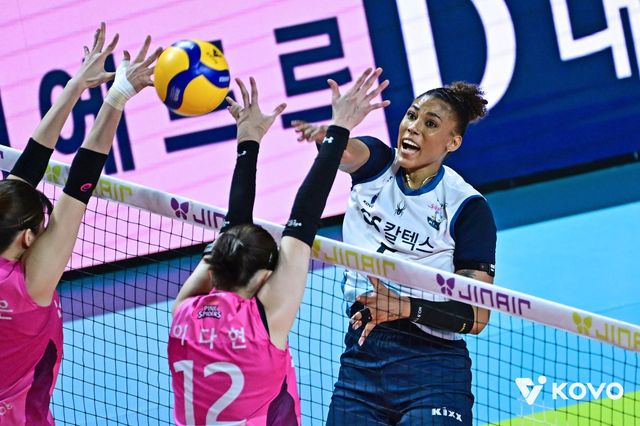 GS칼텍스 실바(뒤)가 26일 인천삼산월드체육관서 벌어진 흥국생명과 원정경기서 상대 블로커를 뚫는 스파이크를&nbsp;날리고 있다. 사진제공│KOVO