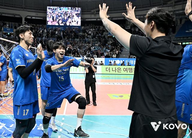 박철우 우리카드 감독대행(오른쪽)이 25일 OK저축은행과 홈경기서 3-1 승리를 거둔 뒤 선수들과 기뻐하고 있다. 사진제공｜KOVO