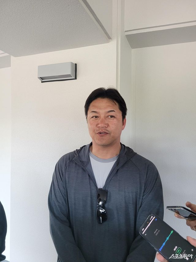 가네코 마코토 WBC 일본대표팀 수석코치가 26일 일본 오키나와 가네다구장서 한국 취재진과 인터뷰를 진행하고 있다. 가네코 코치는 ‘일본전 한국 선발투수로 누구를 예상하는가’라는 질문에 “감독님한테 혼난다”라며 즉답을 피했다. 오키나와｜장은상 기자 award@donga.com