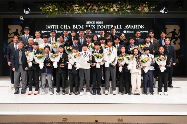 26일 서울 종로구 HW컨벤션센터서 열린 제38회 차범근축구상 시상식서 관계자들과 수상자들이 기념쵤영을 하고 있다. 사진출처│팀차붐