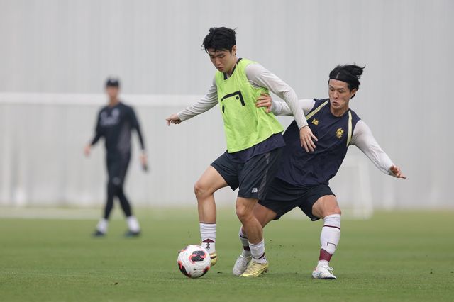 광주 주세종(오른쪽)이&nbsp;지난달 태국 후아힌에서 진행된 1차 동계전지훈련 도중 문민서의 공을 뺏으려 하고 있다.&nbsp;사진제공｜한국프로축구연맹