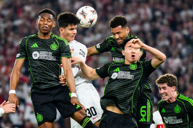 셀틱 양현준(아래)이 27일(한국시간) 셀틱 파크에서 열린 UEL 16강 PO 2차전 홈경기 도중 공중볼을 다투고 있다. 글래스고｜AP뉴시스