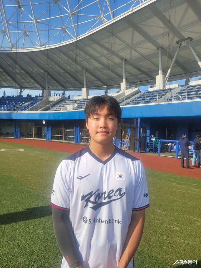 제6회 월드베이스볼클래식(WBC) 야구대표팀 정우주가 26일 일본 오키나와 가데나구장서 열린 삼성과 연습경기에 팀 두 번째 투수로 등판해 3이닝 3탈삼진 무실점 투구로 팀의 16-6 승리를 이끈 뒤 취재진과 인터뷰를 하고 있다. 오키나와｜장은상 기자 award@donga.com &nbsp;