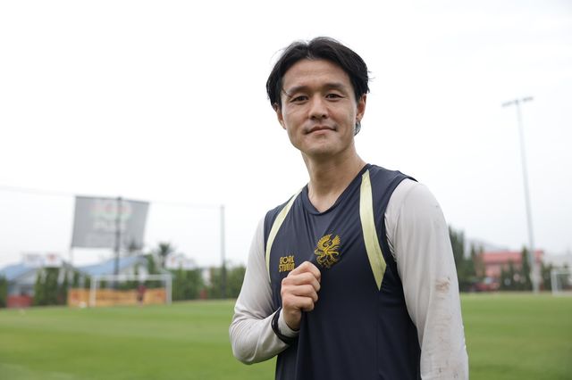 광주 주세종이 지난달 태국 후아힌에서 진행된 1차 동계전지훈련 도중 상의의 엠블럼을 가리키고 있다. 사진제공｜한국프로축구연맹