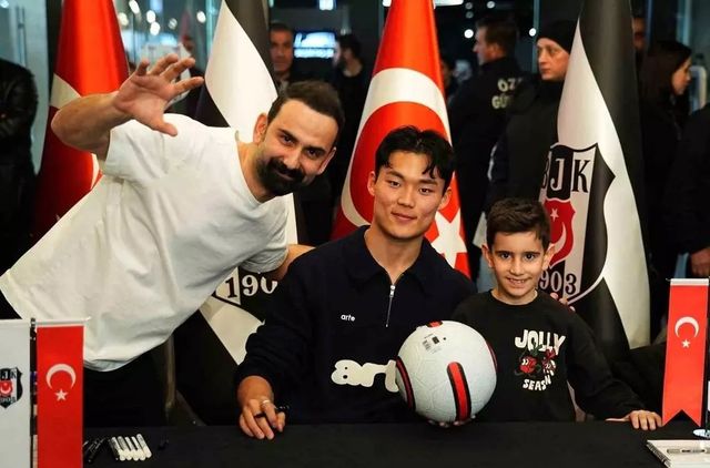 베식타스 오현규(가운데)가 26일(한국시간) 이스탄불에서 열린 팬 사인회 도중 팬들과 함께 미소 짓고 있다. 사진출처｜마이넷