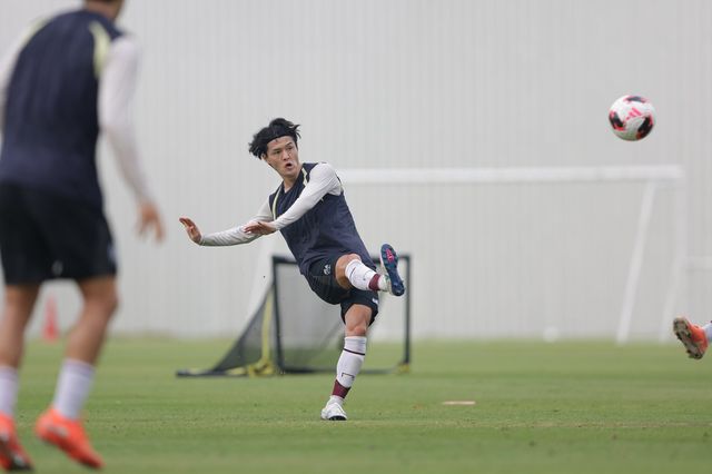 광주 주세종(오른쪽)이&nbsp;지난달 태국 후아힌에서 진행된 1차 동계전지훈련 도중 킥을 하고 있다.&nbsp;사진제공｜한국프로축구연맹