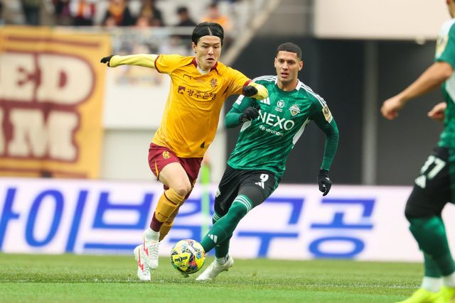 광주 주세종(왼쪽)이 지난해 12월 전북과 코리아컵 결승전 도중 드리블하고 있다. 사진제공｜대한축구협회