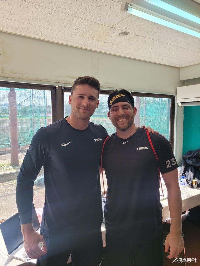 LG 앤더스 톨허스트(왼쪽)와 오스틴 딘이 26일 일본 오키나와 이시카와구장서 팀 2차 스프링캠프 첫 훈련을 마친 뒤 함께 인터뷰를 진행하고 있다. 이날 오스틴은 톨허스트에게 “한국시리즈서 4승을 거둔 최동원이란 투수를 알고 있나”라며 의미심장한 질문을 던지기도 했다. 오키나와｜장은상 기자 award@donga.com