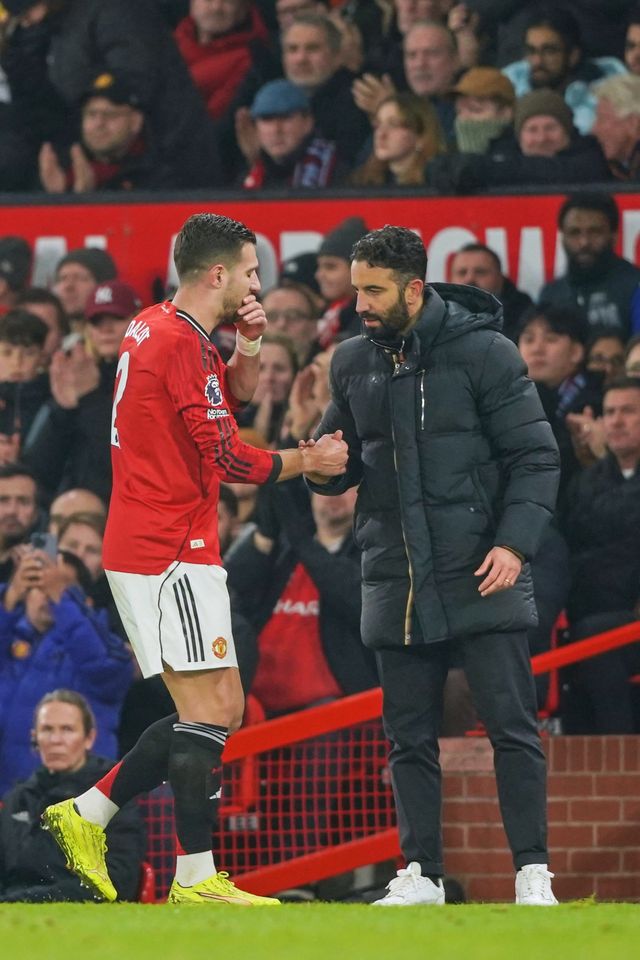 글로벌 스포츠 매체 디애슬레틱은 27일(한국시간) “맨유는 후벵 아모림 감독과 코칭스태프에게 최대 1590만 파운드(약 308억 원)를 지불해야 한다”고 밝혔다. 맨체스터｜AP뉴시스